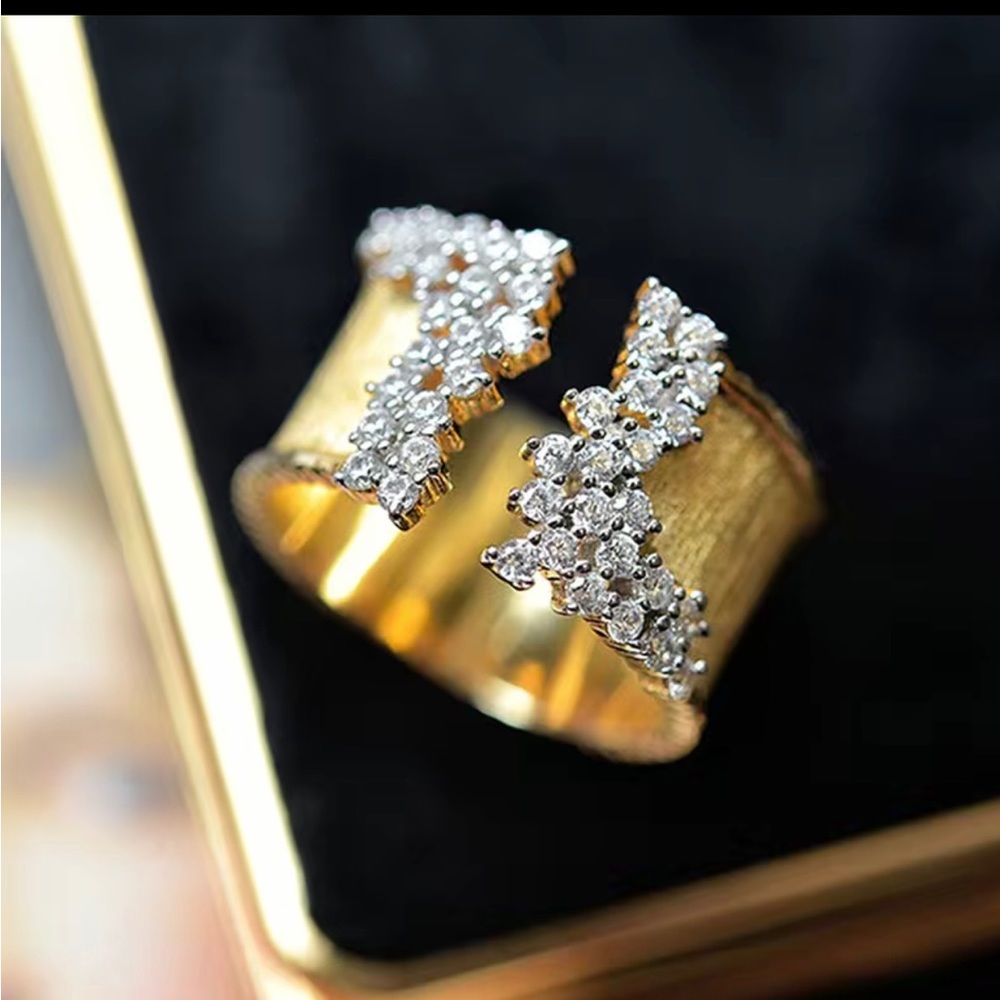 Stunning band in gold color with micro stones in Sz 9.